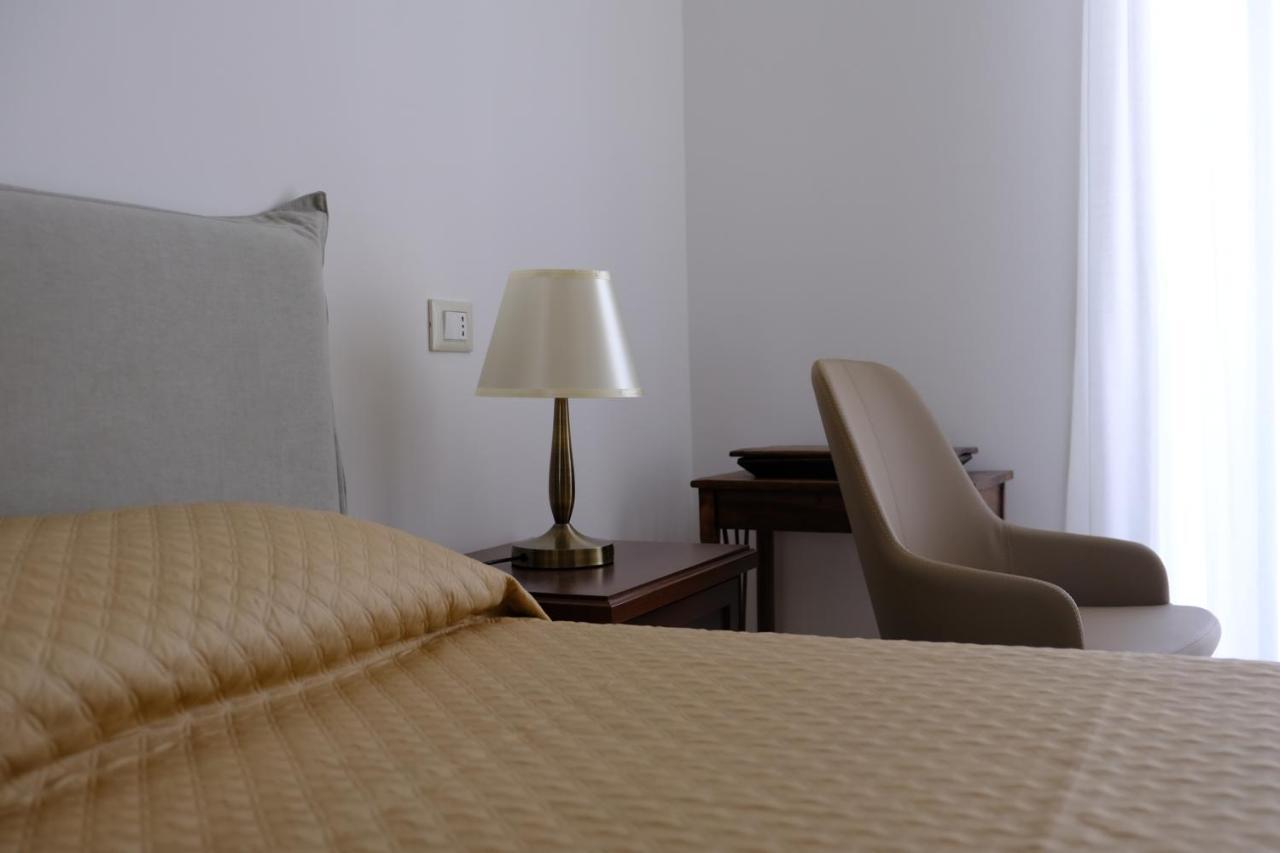 Al Corso Charming Rooms เปสคีชี ภายนอก รูปภาพ